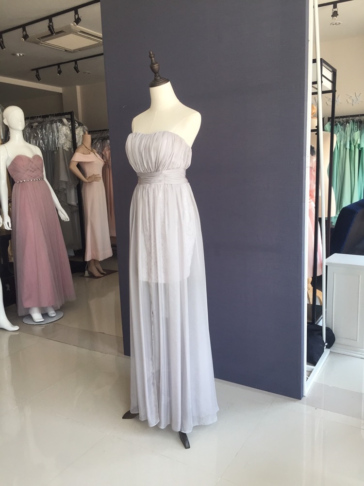 พร้อมเช่า ชุดเดรสยาว เกาะอกสีเทา ผ้าชีฟอง แต่งลูกไม้เก๋ๆ น่ารักมาก