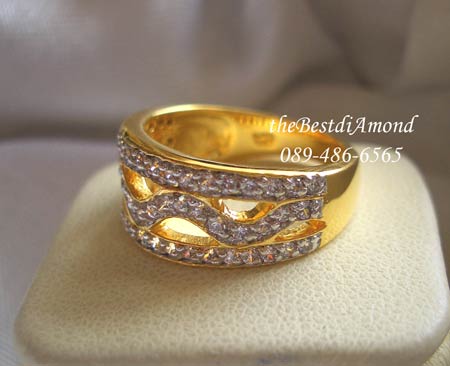 แหวนวงนี้ ขายดีมาก แบบสวยเก๋ ฝังแบบ Micro Setting งานดูแพรวพราว เก๋ไก๋ตรงแถวกลาง เพราะทำเป็นรูปคลื่นได้ Curve สวยงามค่ะBR503
