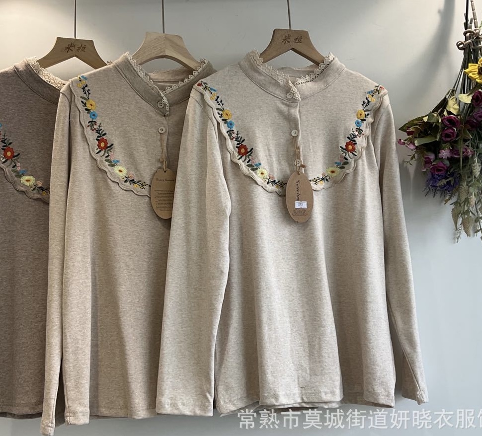 เสื้อยืดเนื้อนิ่มลายปักคอปีนแต่งลูกไม้