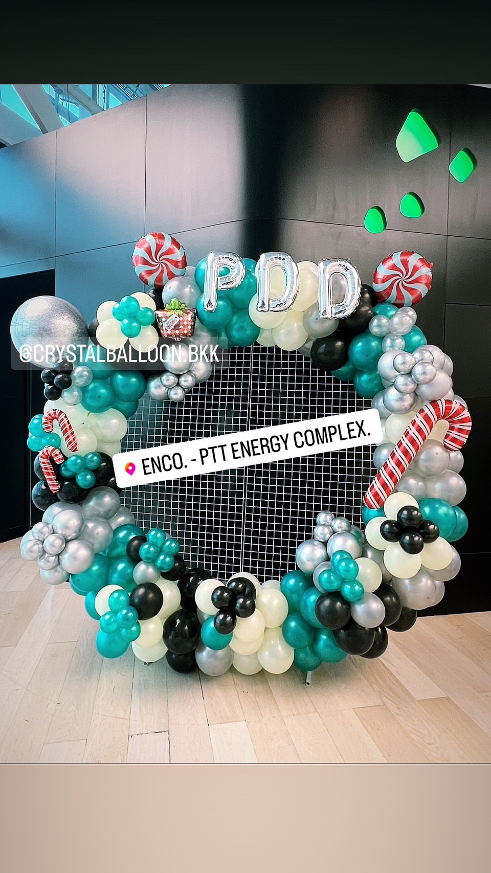Organic Backdrop Theme Christmas โครงกลม ขนาด 2x2 พร้อม ฟอยล์ตัวอักษร 16" 3 ตัวอักษร พร้อมตกแต่ง สามารถเปลี่ยนสีลูกโป่ง/เปลี่ยนสี-ฟอยล์ตัวอักษร/เปลี่ยนฟอยล์ตกแต่งได้
