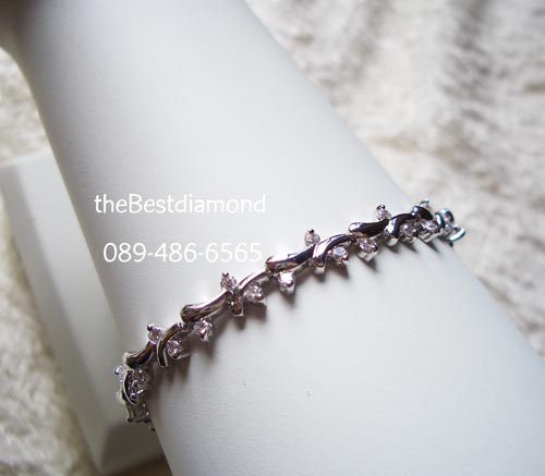 BC012RD==สร้อยข้อมือเถาวัลย์เลื้อย== ดีไซน์น่ารักๆ คล้ายเถาวัลย์เล็กๆ ดูดีมากค่ะ งานสวย ไม่หรูหราเกินไป แต่ก็ดูดีมีระดับ เพชรไม่ใหญ่มาก ใส่ได้ทุกโอกาส