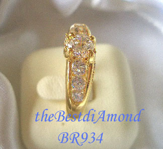 แหวนชูทรงทันสมัย โมเดินส์มากค่ะ ด้านหน้า-หลังเอี้ยวนิดๆ มองจากด้านหน้า-หลัง ดูสวย ดูดี มีรสนิยมค่ะ ต่างประเทศกำลังนิยม รหัส BR934+++