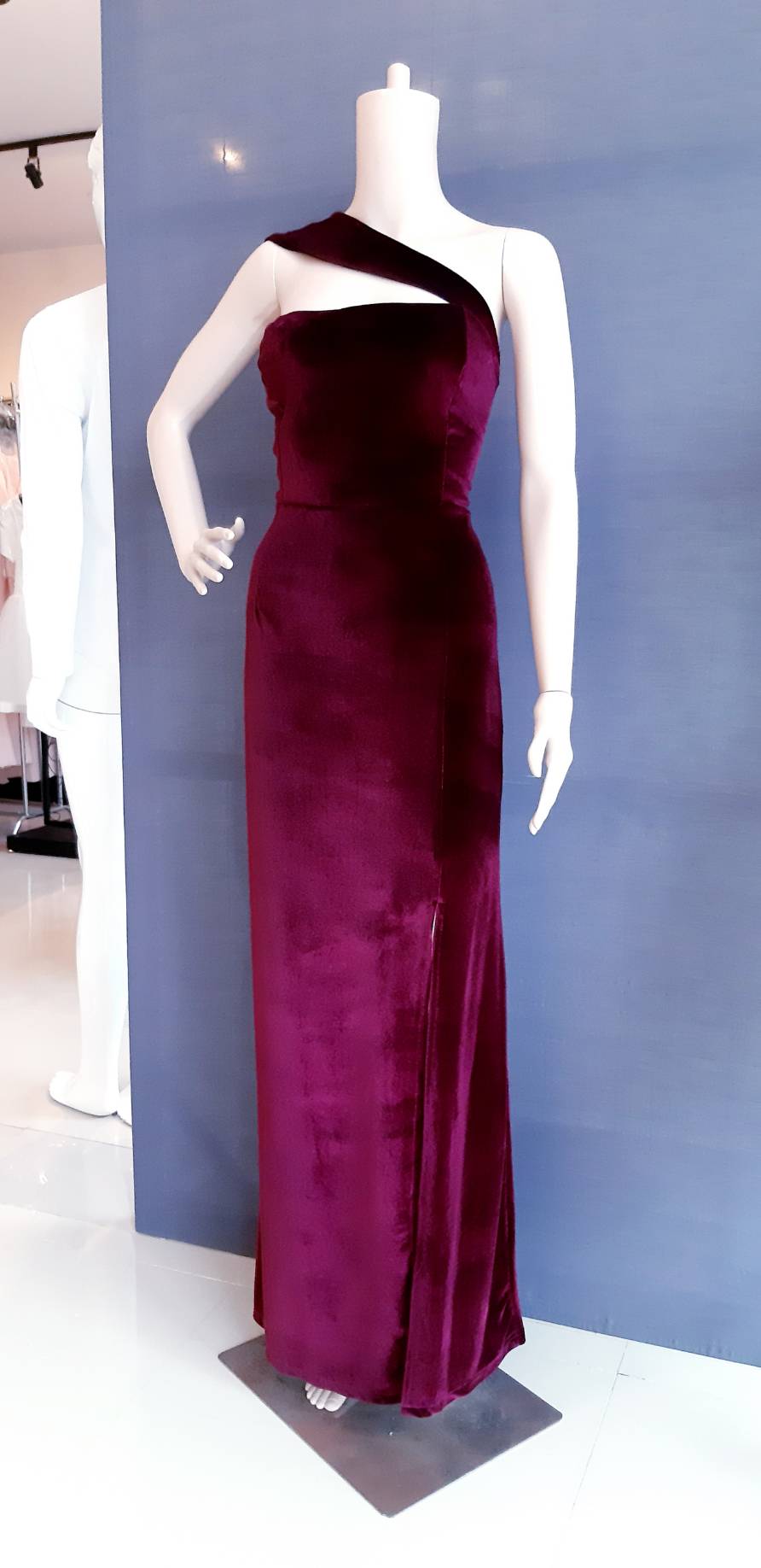 พร้อมเช่า ชุดเดรส เดรสเกาะอก ไหล่เดียว สีไวน์แดง เนื้อกำมะหยี่