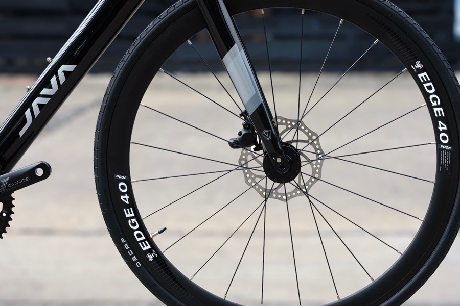 จักรยานเสือหมอบ JAVA AURIGA ชุดขับ L-TWOO-R5 18speeds เฟรมอลูมิเนียม ซ่อนสาย ลบรอยเชื่อม แฮนด์อลูมิเนียม lntegrated 700c มีสินค้า 𝐒𝐢𝐳𝐞 𝟒𝟖