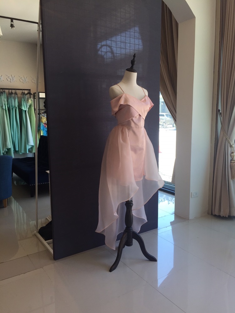 พร้อมเช่า ชุดราตรีสั้น สีโรสโกลด์ สายเดี่ยวปาดไหล่ ระบายผ้าแก้วถอดออกได้