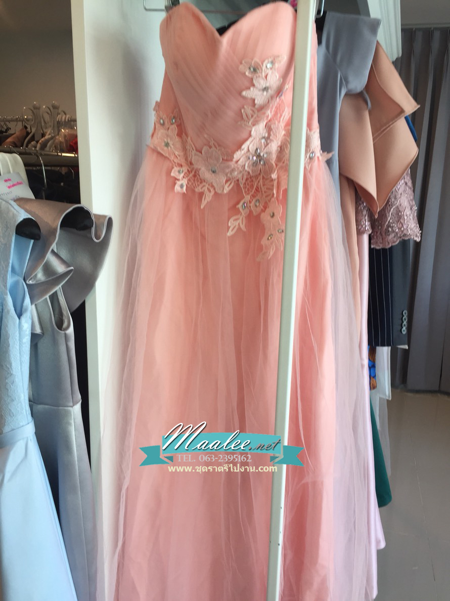 พร้อมส่ง ชุดราตรียาว เกาะอก สีชมพูหวาน ผ้าตาข่ายทั้งชุด อกจับจีบ แต่งดอกคาดเอว & พร้อมเม็ดคริสตัลหรู (เหลือสีชมพูอ่อน)