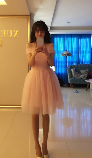 พร้อมเช่า ชุดราตรีสั้น แบบปาดไหล่ สีชมพู Nude ผ้าโปร่ง อกจับจีบตีเกล็ด แบบเรียบหรู พร้อมโบว์ (เชือกผูกหลัง)