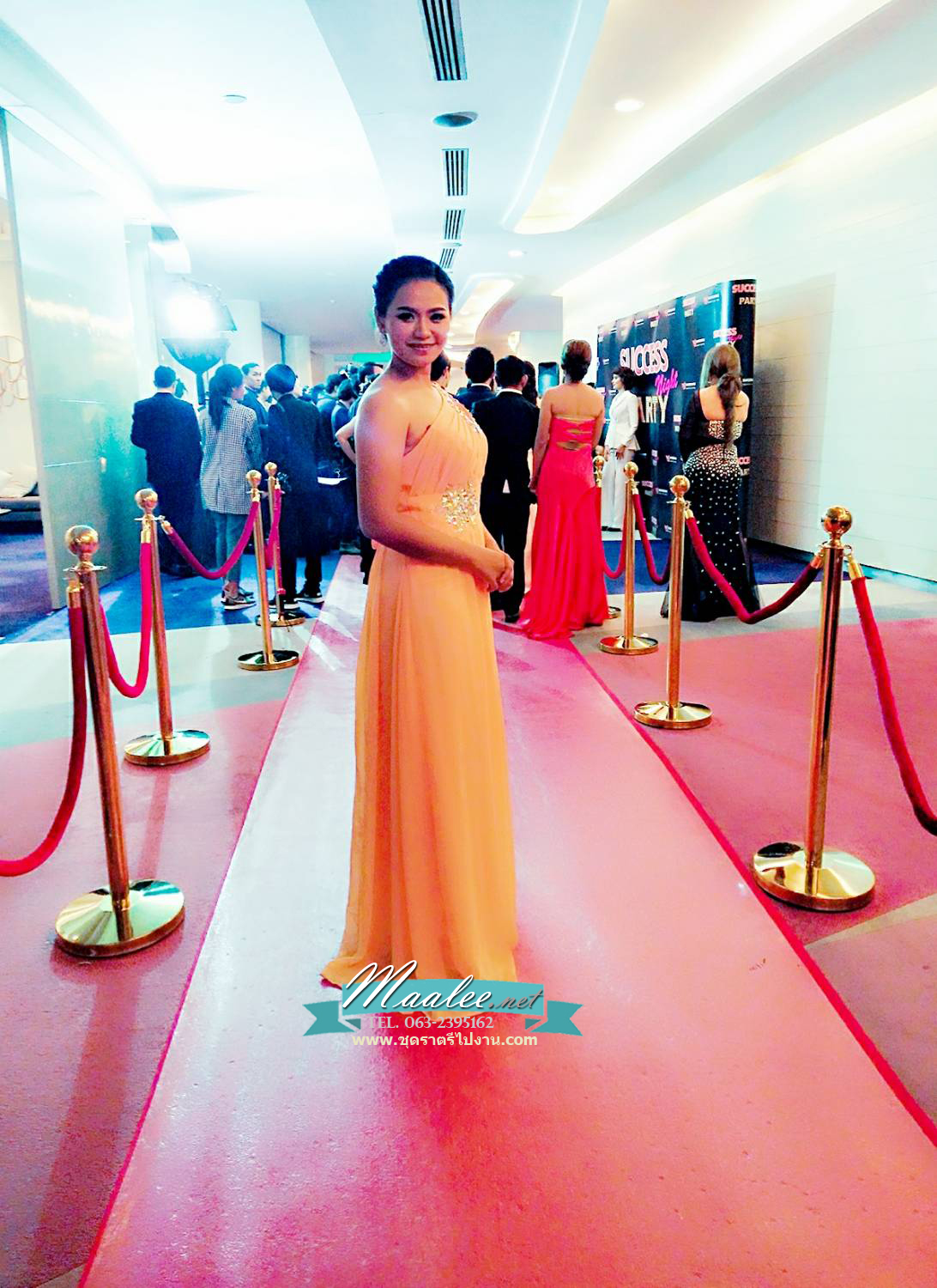 พร้อมเช่า ชุดราตรียาว ไหล่เดียว สีส้ม ผ้าชีฟอง แต่งเลื่อม+มุก ช่วงเนินอกและเอว