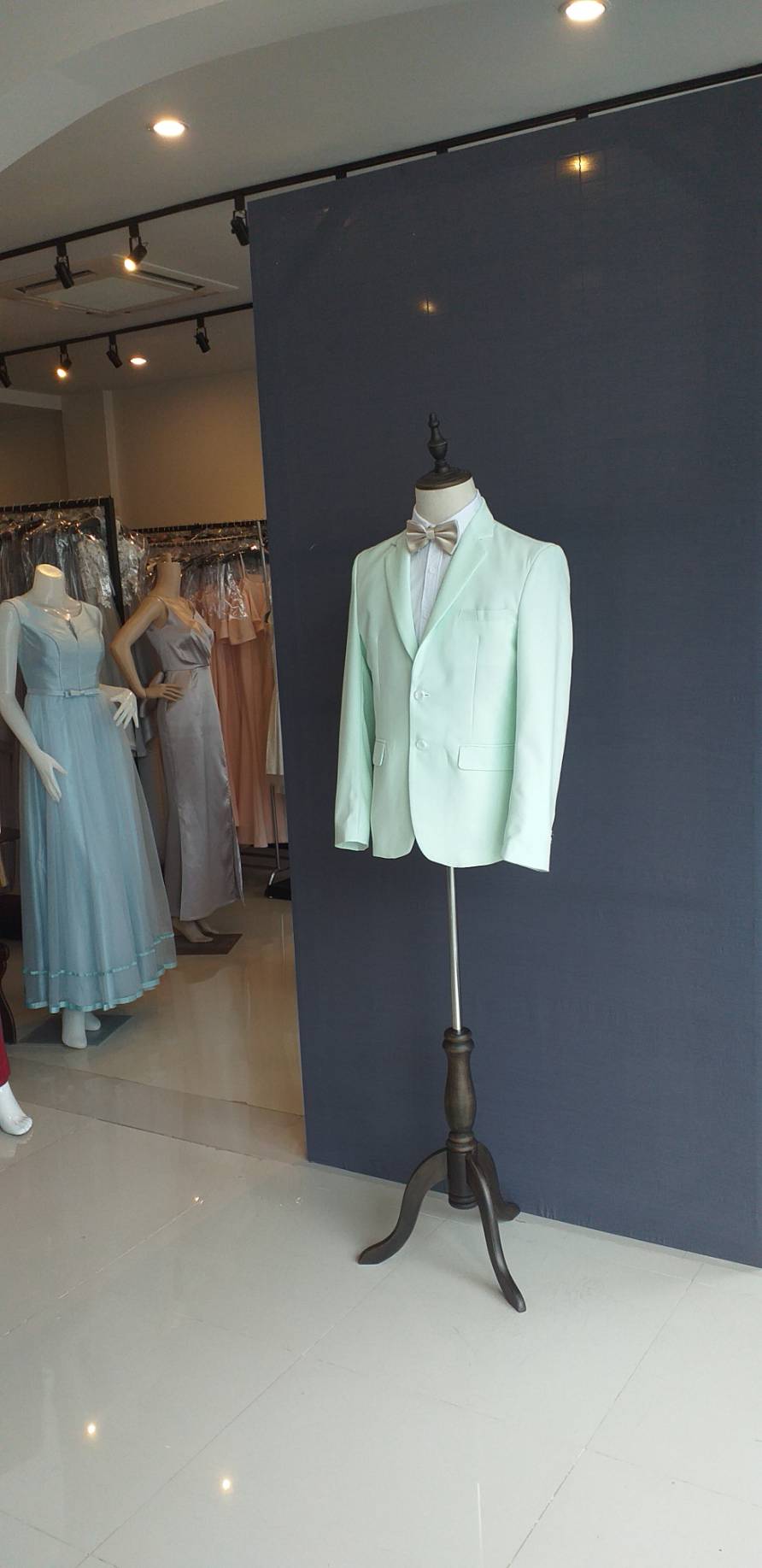 พร้อมเช่า ชุดสูทชาย สีเขียวมินท์ พาสเทล