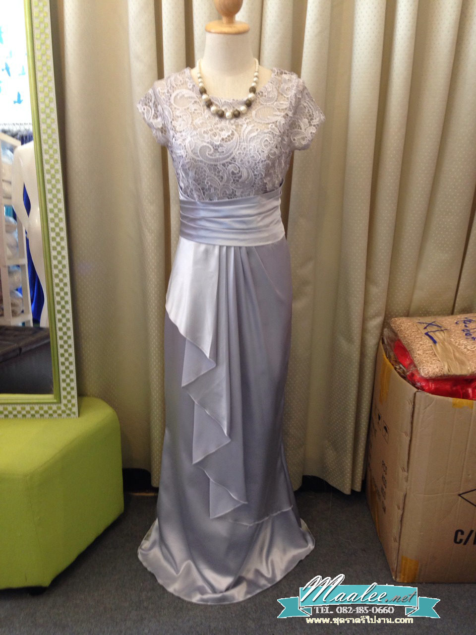 พร้อมเช่า ชุดราตรียาว แขนสั้น ผ้าซาติน จับจีบตีเกล็ดช่วงเอว เนื้อผ้าลูกไม้ เรียบหรู สีเทา