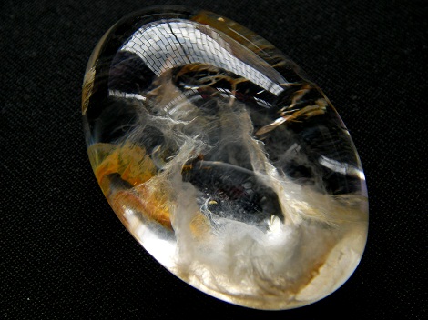 QU0026 QUARTZ แก้วข่ามกาบน้ำใส หมอกพิรุณคุ้มครองกาย ภายในมีแผ่นกาบเงินกาบทองลอยพริ้วกระจายทั่วเม็ดขนาดใหญ่ ขนาดเม็ดแก้ว 27.97x41.65x18.42 mm.