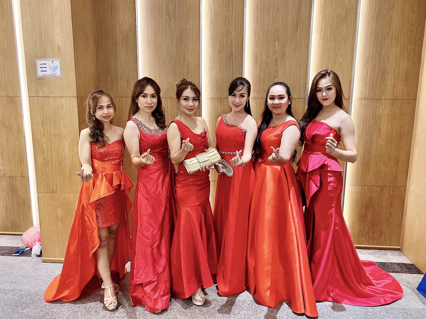 พร้อมเช่า ชุดราตรียาว เกาะอก ไหล่เดียว ทรงหางปลา ผ้าแพรยืดตามตัว แหวกหน้าขา สีแดง