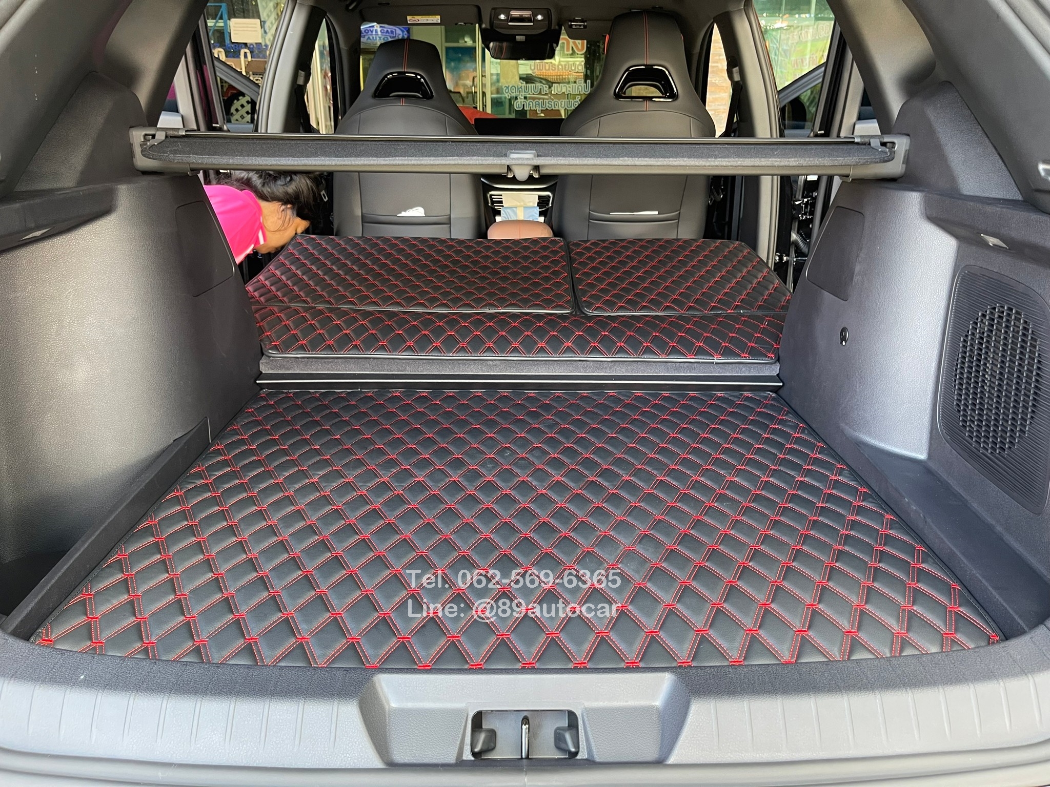 พรมปูพื้นรถยนต์ BYD Sealion 6 ปูพรมVVIP สีดำด้ายแดง เสริมไวนิลดักฝุ่นสีน้ำตาล