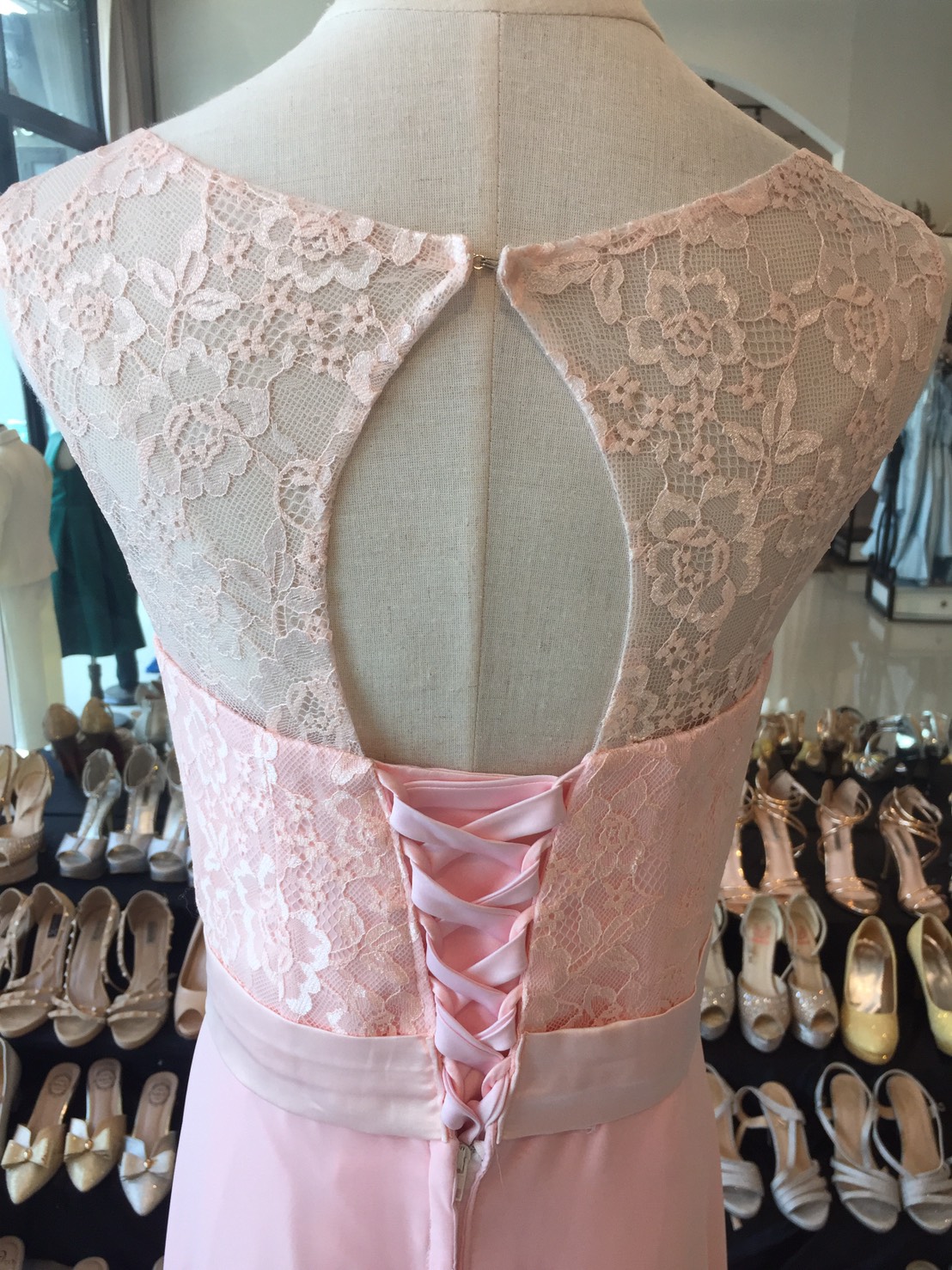 พร้อมส่ง ชุดราตรียาว แบบแขนกุด ผ้าชีฟอง แต่งผ้าลูกไม้ & โบว์ช่วงเอว สวยหวาน สีชมพู (เชือกผูกหลัง)