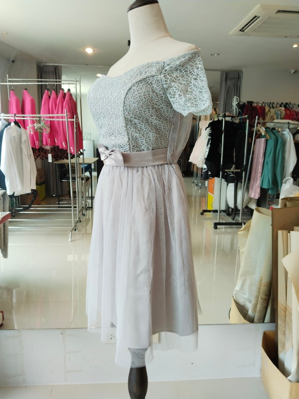 พร้อมส่ง ชุดราตรีสั้น ปาดไหล่ลูกไม้ กระโปรงตาข่าย สีเทา(จับสม๊อกด้านหลัง)