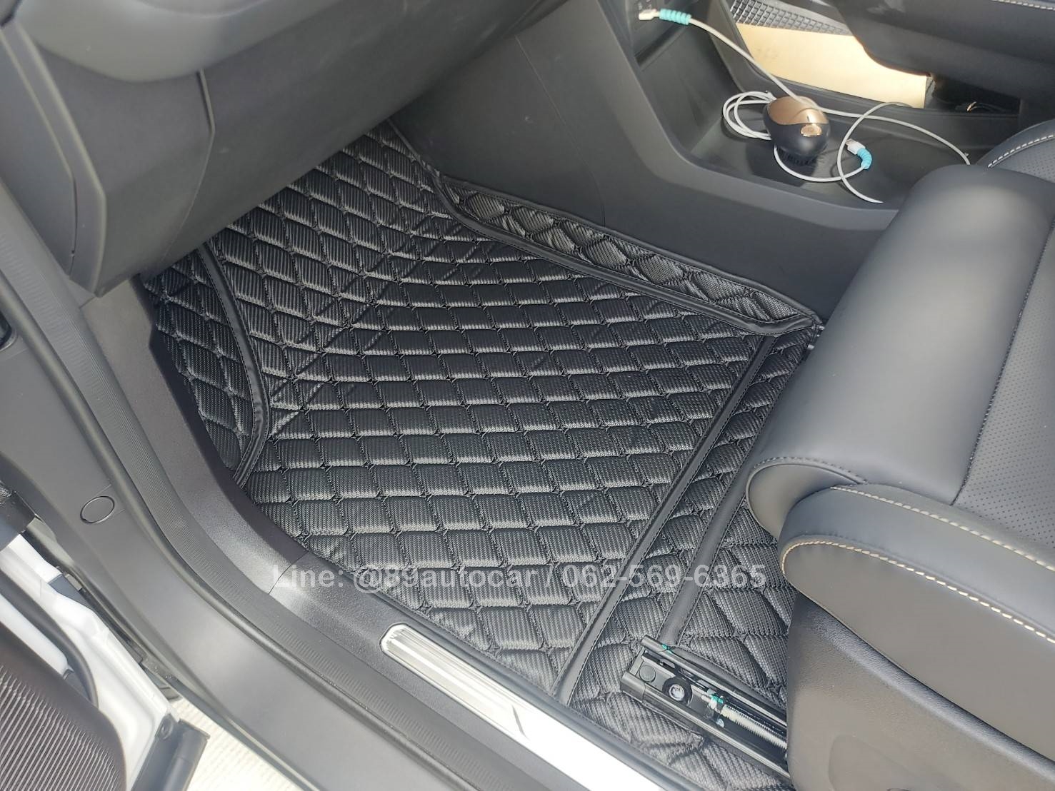 พรมปูพื้นรถยนต์ Omoda Jaecoo6 EV ปูพรม6D สีดำด้ายดำ ลายเคฟล่า เต็มคัน