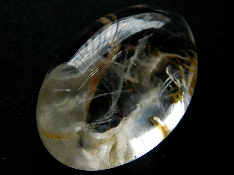 QU0026 QUARTZ แก้วข่ามกาบน้ำใส หมอกพิรุณคุ้มครองกาย ภายในมีแผ่นกาบเงินกาบทองลอยพริ้วกระจายทั่วเม็ดขนาดใหญ่ ขนาดเม็ดแก้ว 27.97x41.65x18.42 mm.