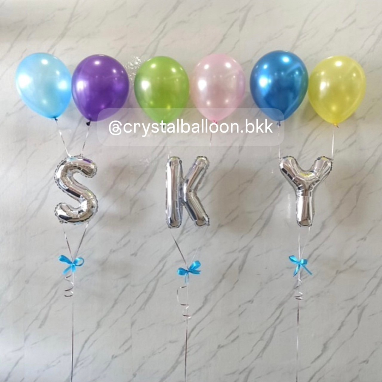 ลูกโป่งฟอยล์ตัวอักษร เป่าลอย 3 ตัวอักษร , พร้อมตกแต่ง สามารถเปลี่ยนสีลูกโป่ง/เปลี่ยนข้อความได้