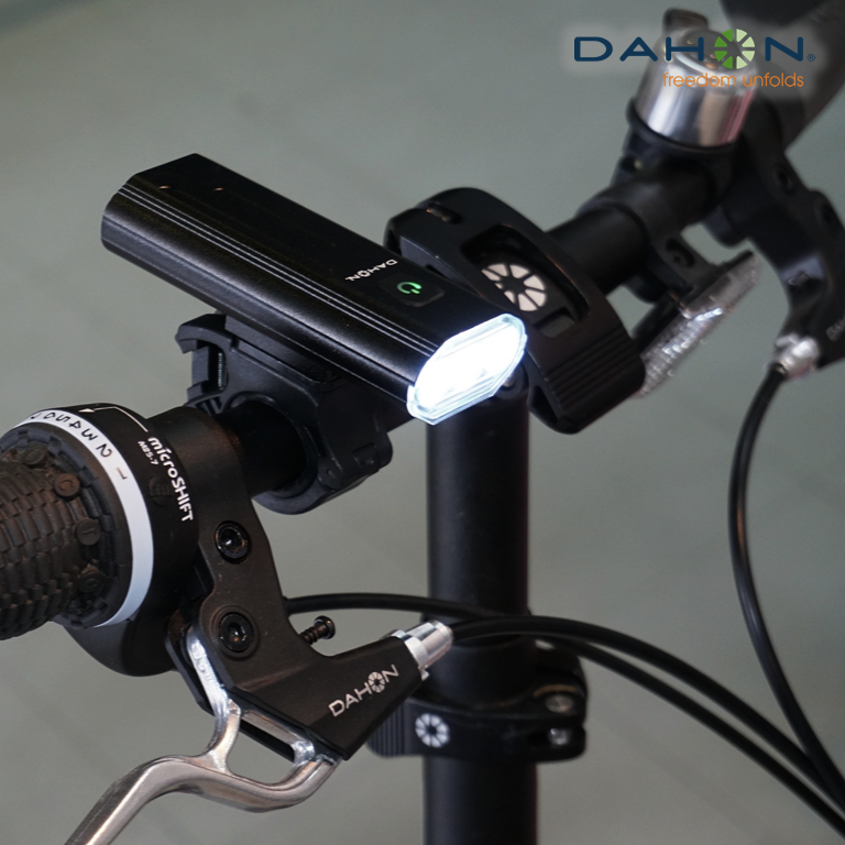 ไฟหน้าจักรยาน DAHON บอดื้อลูมิเนียม กันน้ำ เปลี่ยนไฟได้ 5 ระดับ ความสว่าง 850 lumens แบตเตอรี่ 4400MA ใช้ได้ 6.5 ชม. เป็น power bank ในตัว ชาร์จโทรศัพท์ได้