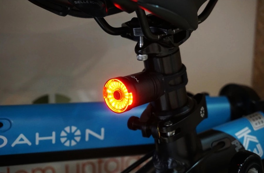 ไฟท้าย DAHON Smart Brake Tail Light ทำจากอลูมิเนียม, ABS และ PC ซึ่งมีความแข็งแรงและทนทาน พร้อมคุณสมบัติกันน้ำ