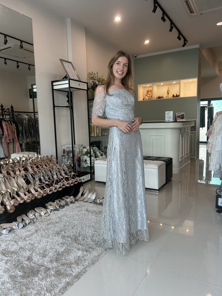 พร้อมเช่า ชุดราตรียาว แบบไหล่ปาดแขนสั้น สีเทา แต่งเม็ดกากเพชรทั้งชุด มาพร้อมเข็มขัดรูปใบไม้สีทอง หรูมาก