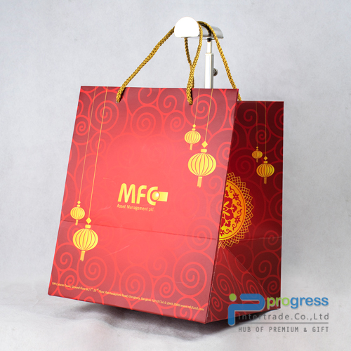 ถุงกระดาษอาร์ตการ์ด 310 แกรม ขนาด 26x30x21 cm. พิมพ์ 4 สี เคลือบด้าน
