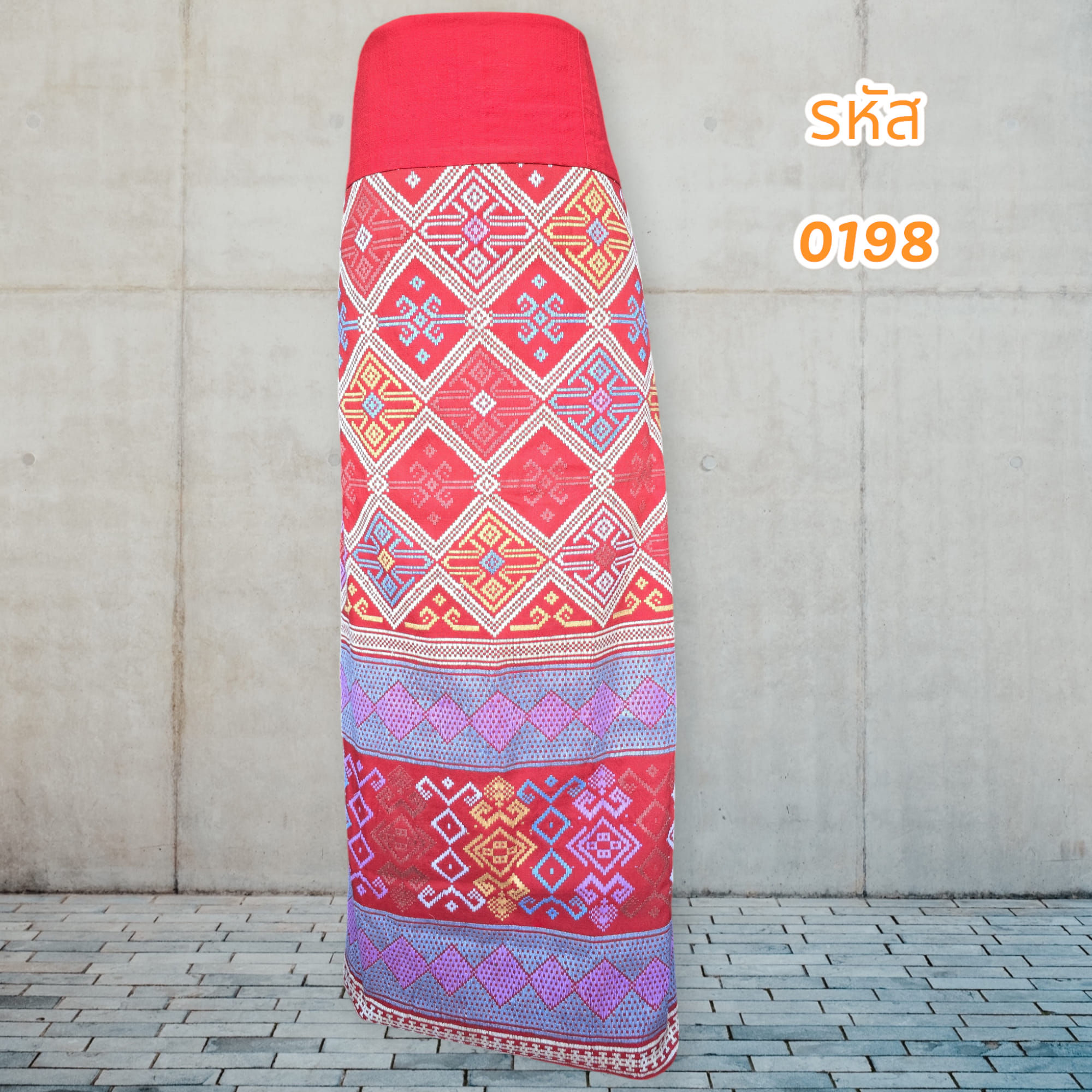 ผ้าถุงผ้าฝ้ายทอมือมะกองต่อหัวสีแดง (เย็บตะเข็บข้างพร้อมนุ่ง)