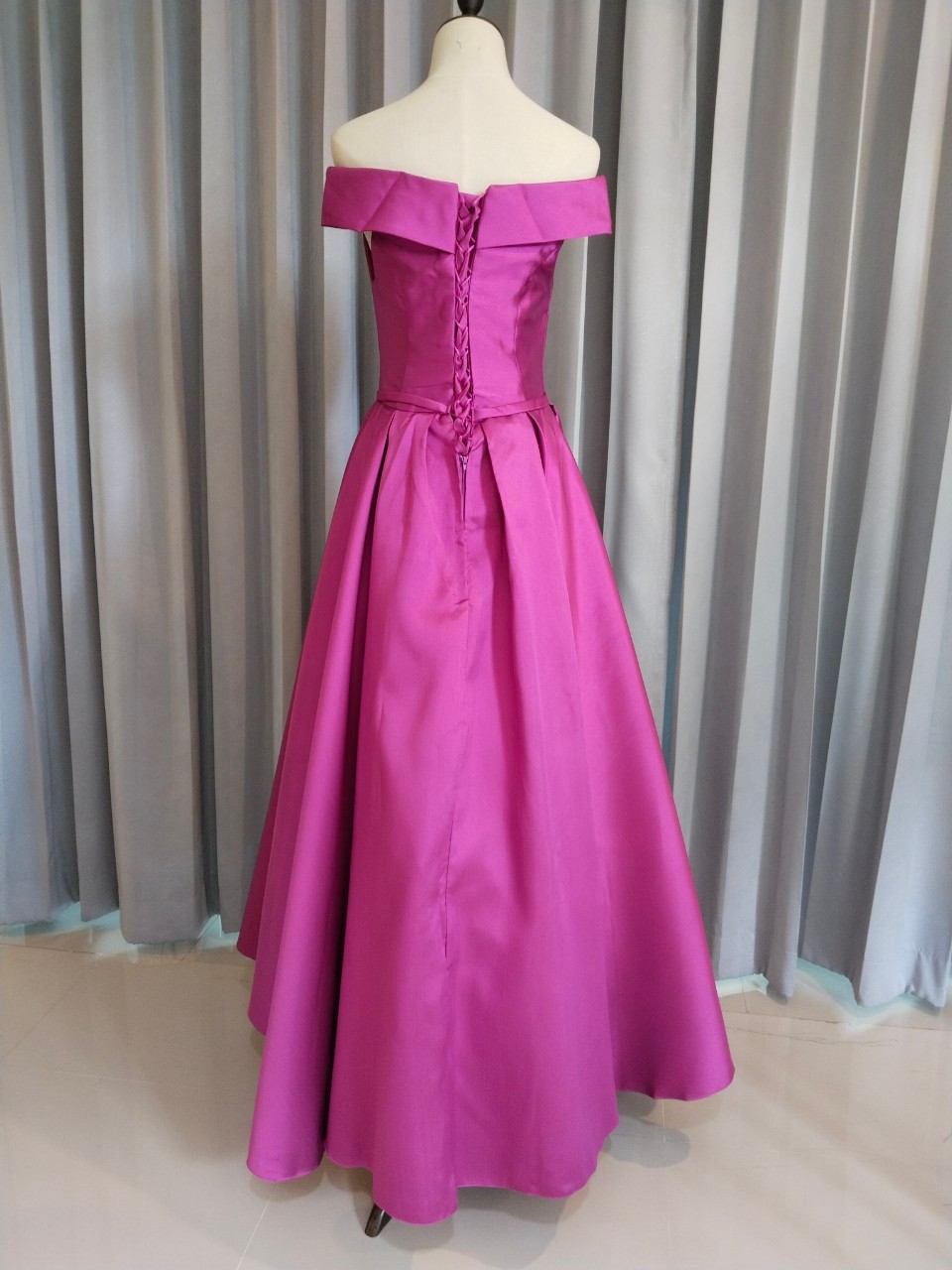 พร้อมเช่า ชุดราตรียาว แบบไหล่ปาด สไตล์วินเทจผ้าไหมดัชเชส กระโปรงทรงA แต่งโบว์2ชั้น ช่วงเอว สีม่วง (เชือกผูกหลัง)