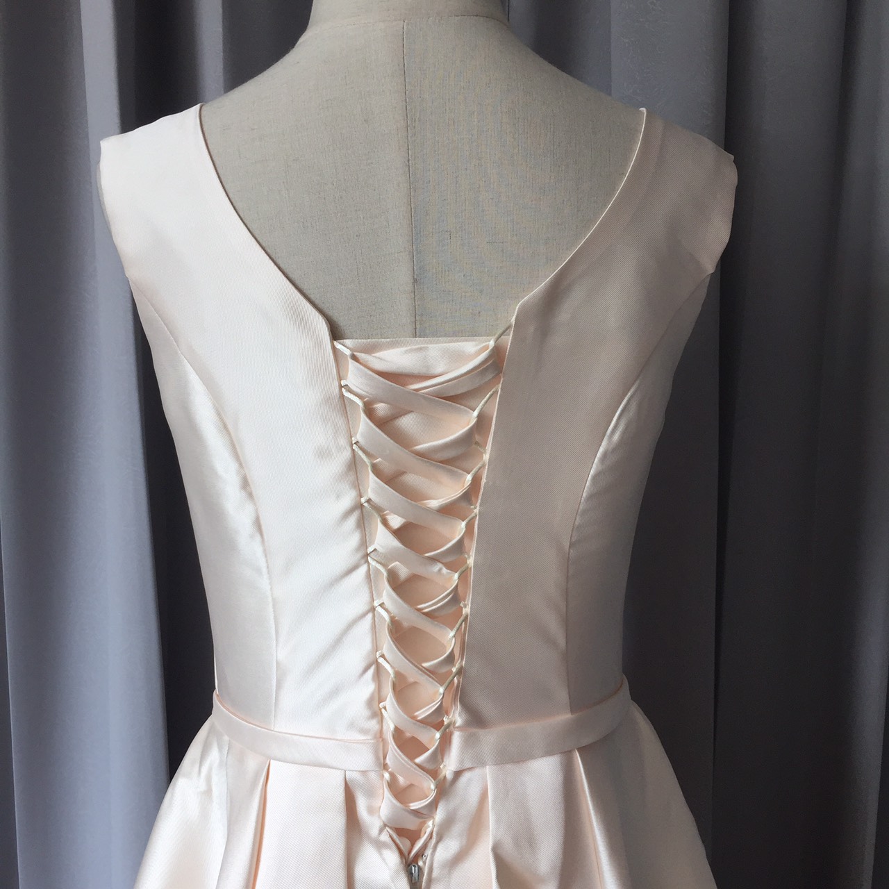 พร้อมส่ง ชุดราตรียาว แบบแขนกุด ผ้าซาตินเรียบหรู แต่งโบว์2ชั้น ช่วงเอว สีครีม Champagne (เชือกผูกหลัง)