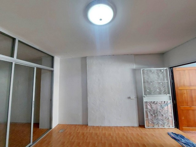 ขายทาวน์เฮ้าส์หมู่บ้านรัชธานี 5 ซอยดวงมณี 2 ชั้น 2 ห้องนอน 2 ห้องน้ำ รีโรเวทใหม่ มีแอร์ พร้อมเข้าอยู่