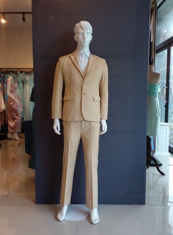 พร้อมเช่า ชุดสูทชาย สีครีม รุ่นสองกระดุม (พร้อมเสื้อกั๊ก)