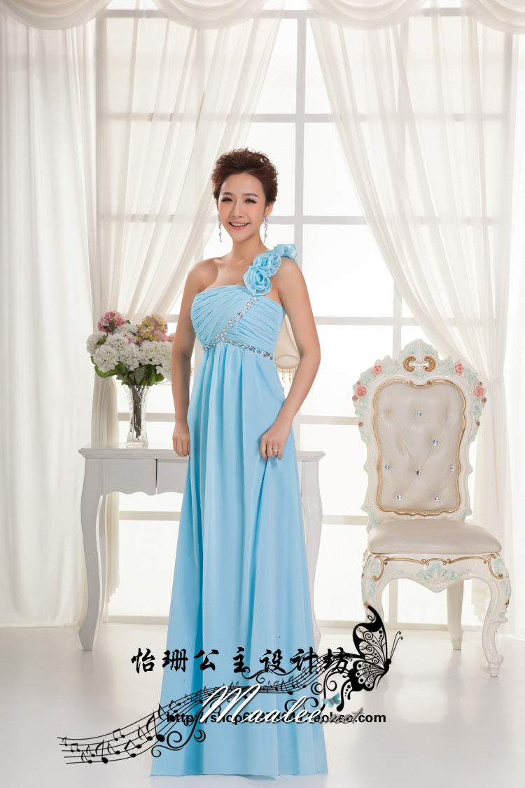 พร้อมเช่า ชุดราตรียาว เกาะอก ไหล่เดียว จับจีบเก๋ แต่งแถบคริสตัลช่วงอก สีฟ้าอ่อน