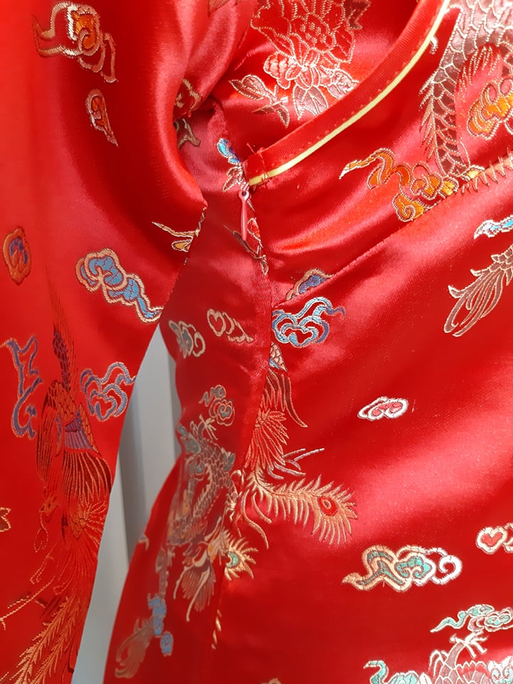 Preorder กี่เพ้า ผ้าไหมจีน สีแดง แขนยาว ลายมังกร ตัดเย็บอย่างดี