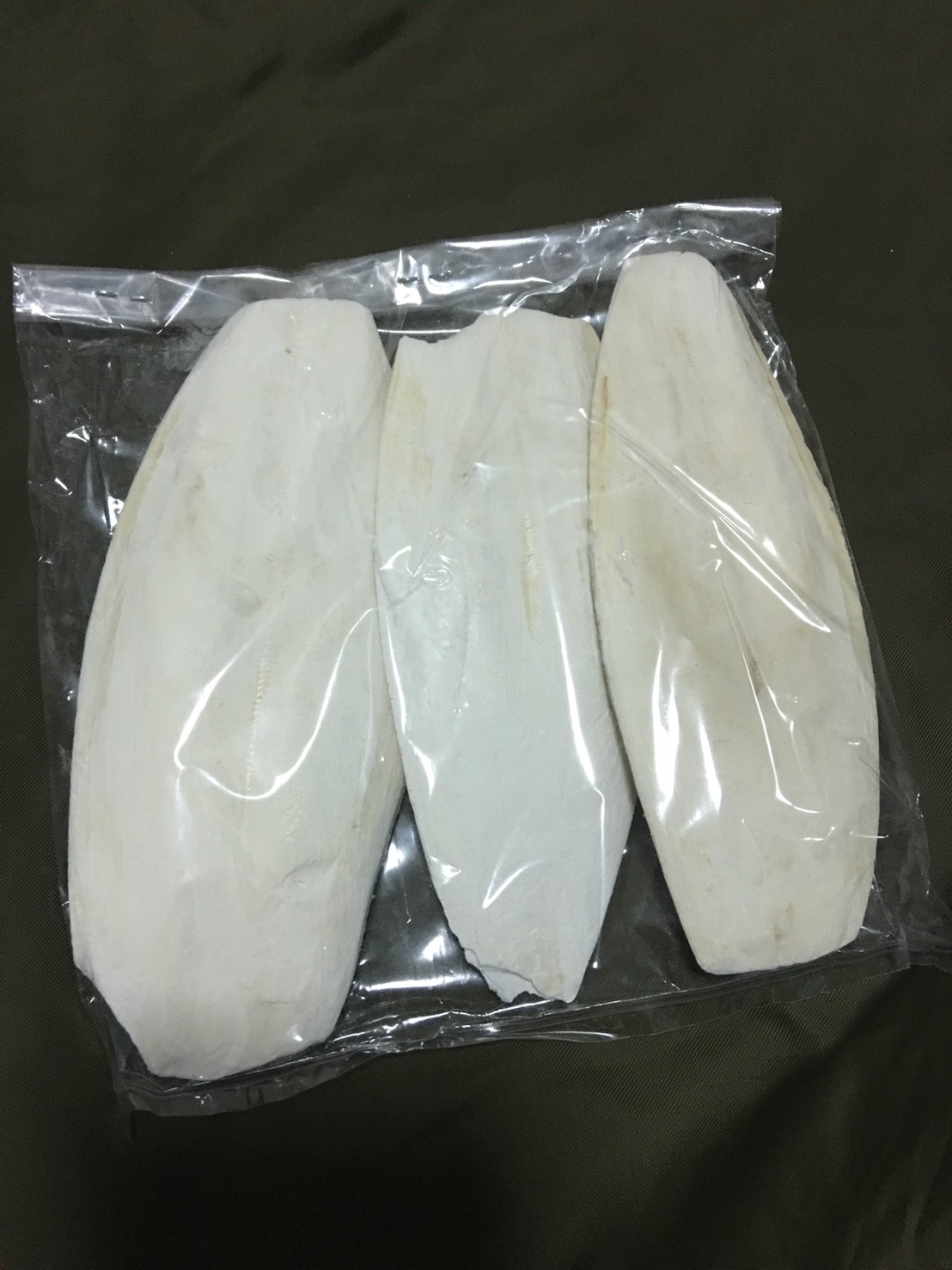 ลิ้นทะเลหรือกระดองปลาหมึก แหล่ง calcium สำหรับสัตว์ปีกหรือสัตว์น้ำ แพ็ค ชิ้นใหญ่ 3 ชิ้น