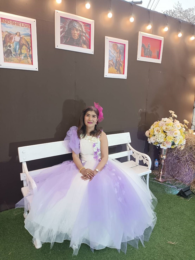 พร้อมเช่า ชุดแฟนซี ชุดราตรียาว ไหล่เฉียงแขนตุ๊กตา สีม่วง ขาว แต่งดอกไม้สามมิติ