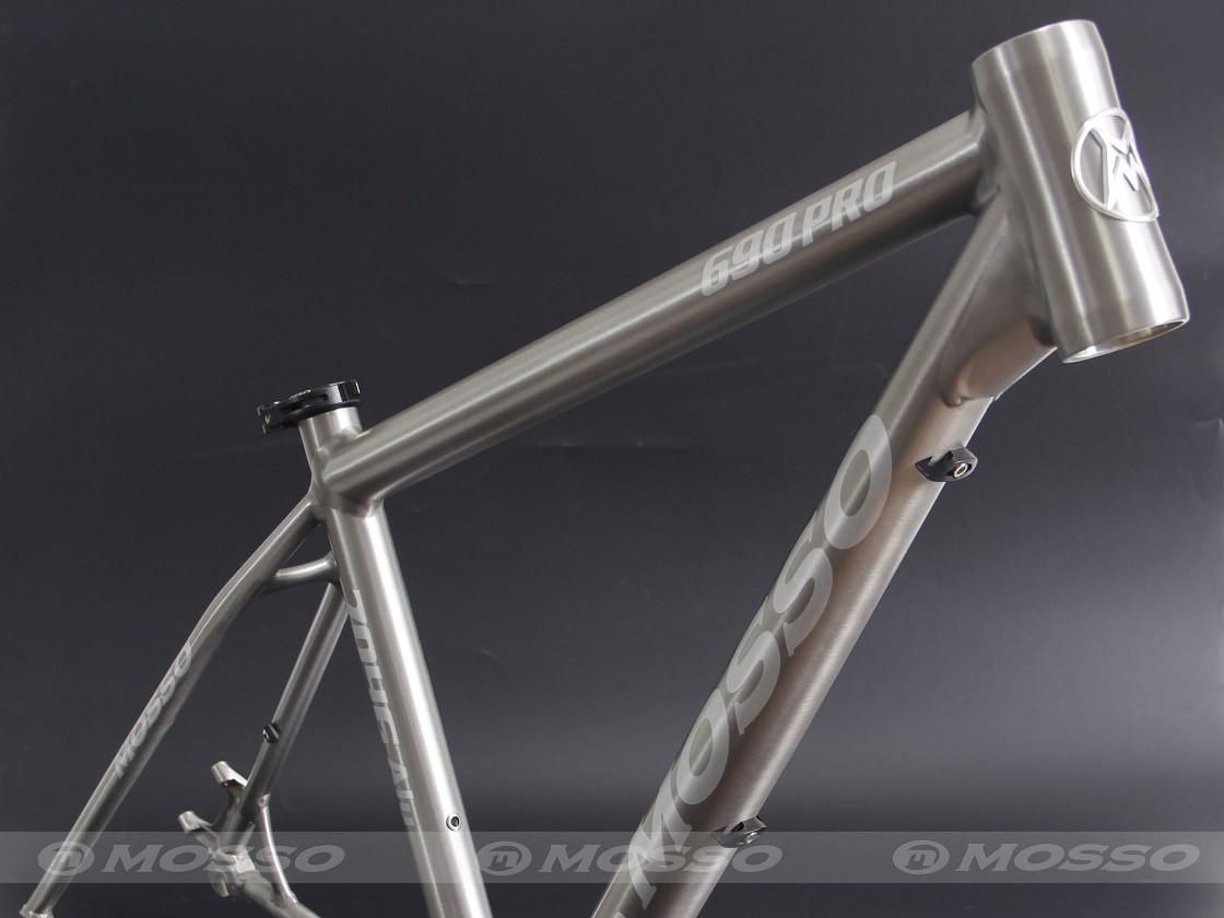 เฟรม MOSSO 690 PRO เฟรมอลูมิเนียมน้ำหนักเบาเพียง 1.26 กก. | 26" และ 27.5" | จักรยานเสือภูเขา XC มืออาชีพ