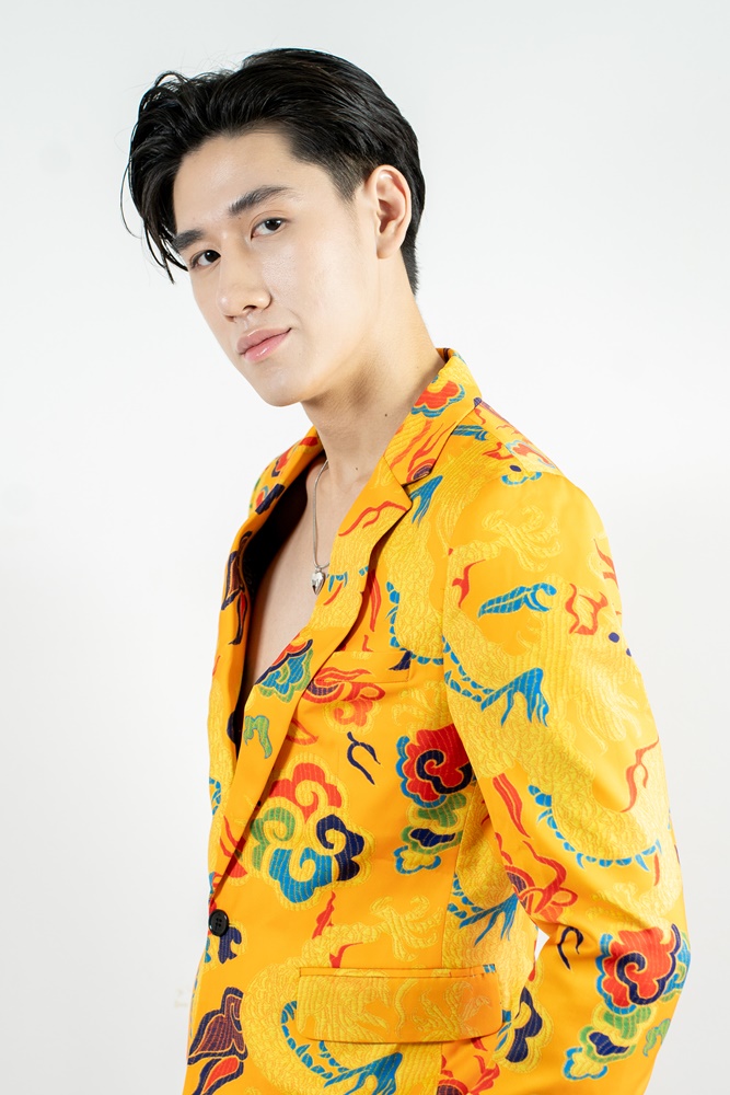 พร้อมเช่า ชุดสูทจีนชาย สีเหลืองทอง พิมพ์ลายกราฟฟิก สไตล์จีน *ไม่มีเสื้อกั๊ก*