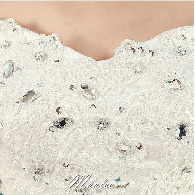 พร้อมเช่า ชุดราตรีสั้น แบบปาดไหล่ แต่งผ้าโปร่งปักดิ้นเงิน อกแต่งลายลูกไม้พร้อมปักเลื่อมหรู สีขาว (เชือกผูกหลัง)