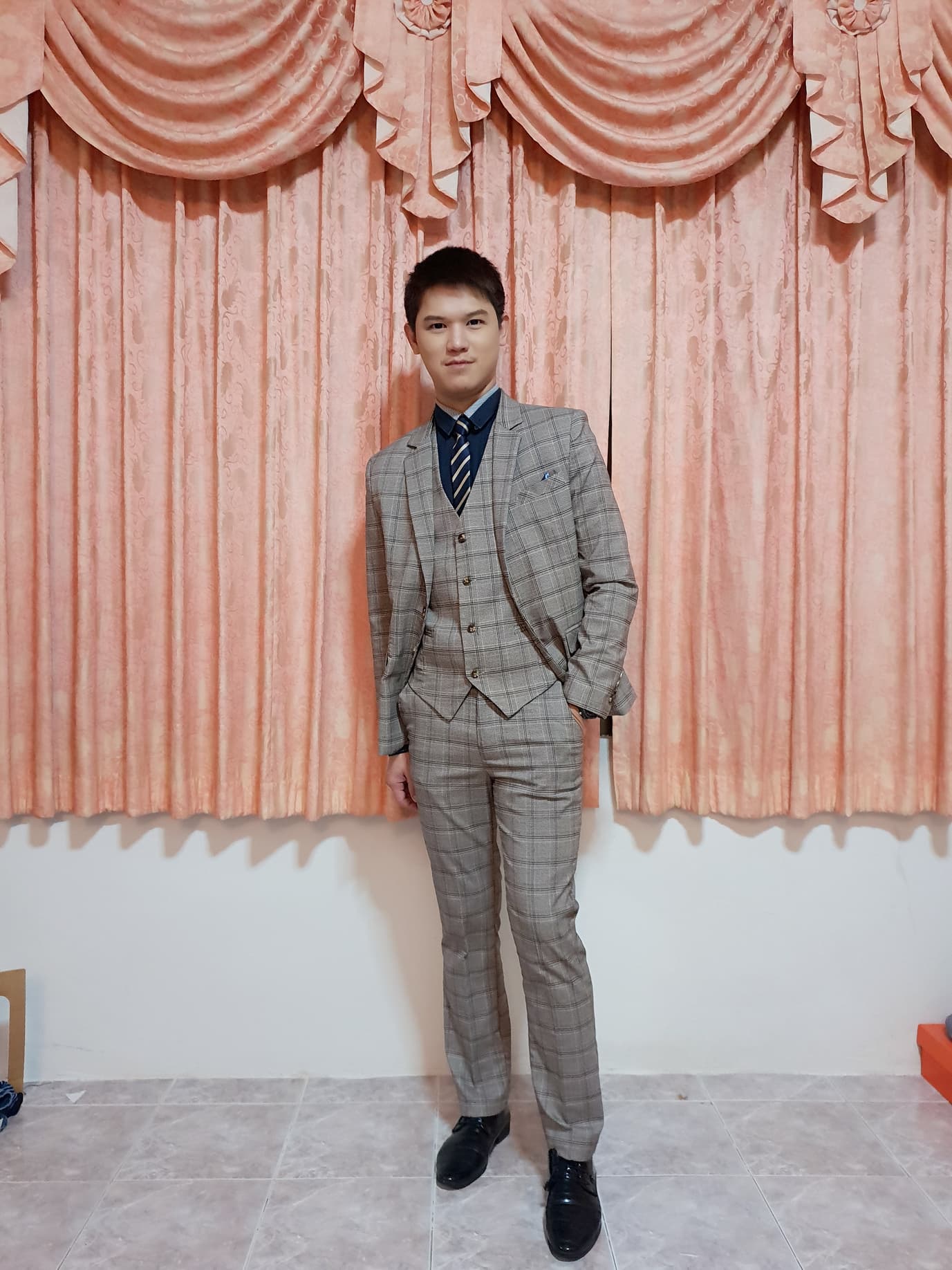 พร้อมเช่า ชุดสูทชาย สีน้ำตาลลายสก๊อต *เหลือเฉพาะไซส์ M*