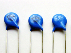 (สั่งขั้นต่ำ 5 ตัว) 2.2nF 250Vdc ±20% 85°C ความห่างขา = 7.5mm , คาปาซิเตอร์ เซรามิก แบบแผ่น