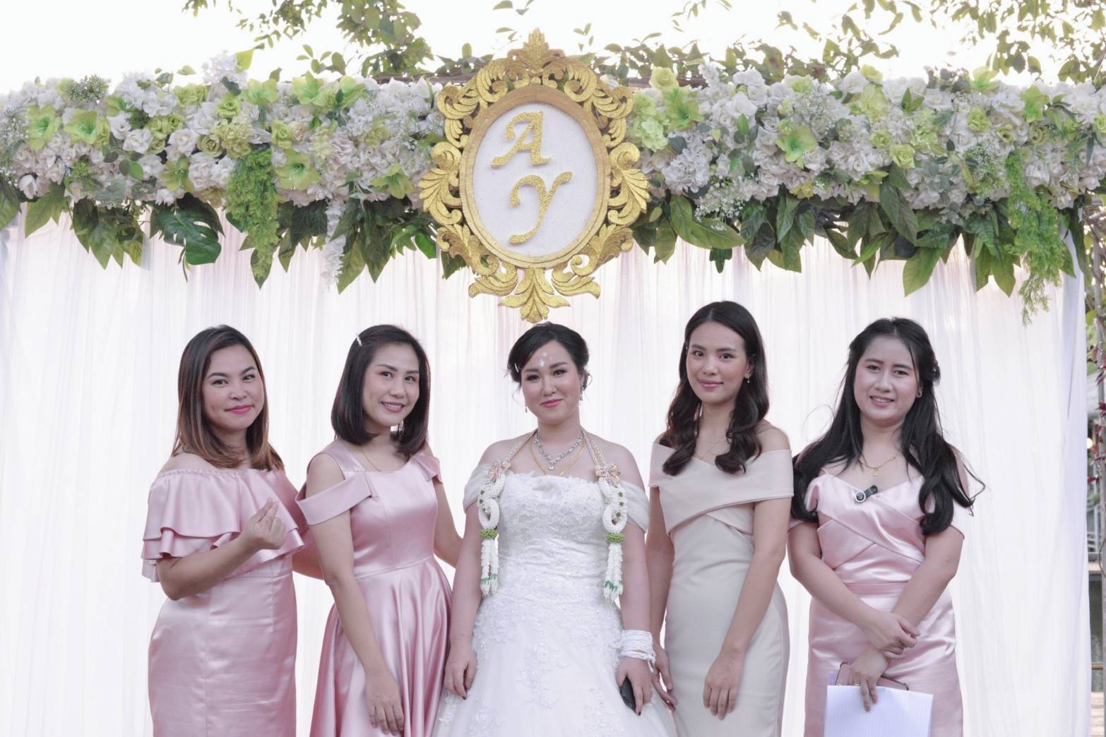 พร้อมเช่า เดรสออกงาน สีนู๊ด เรียบหรู ไหล่ไขว้ ทรงเข้ารูป