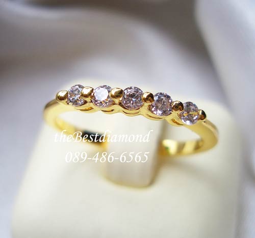 BR960+++แหวนแถวเพชร 5เม็ด+++กี่ปีๆ ก็ยังนิยมกันอยู่ ตัวเรือนดีไซน์แบบบางนิดๆ ใส่แล้ว Intrend ไม่เชย ใส่สวยทุกนิ้ว เพชรเล็กๆน่ารักฝังแบบหนามเตย 2 จุด