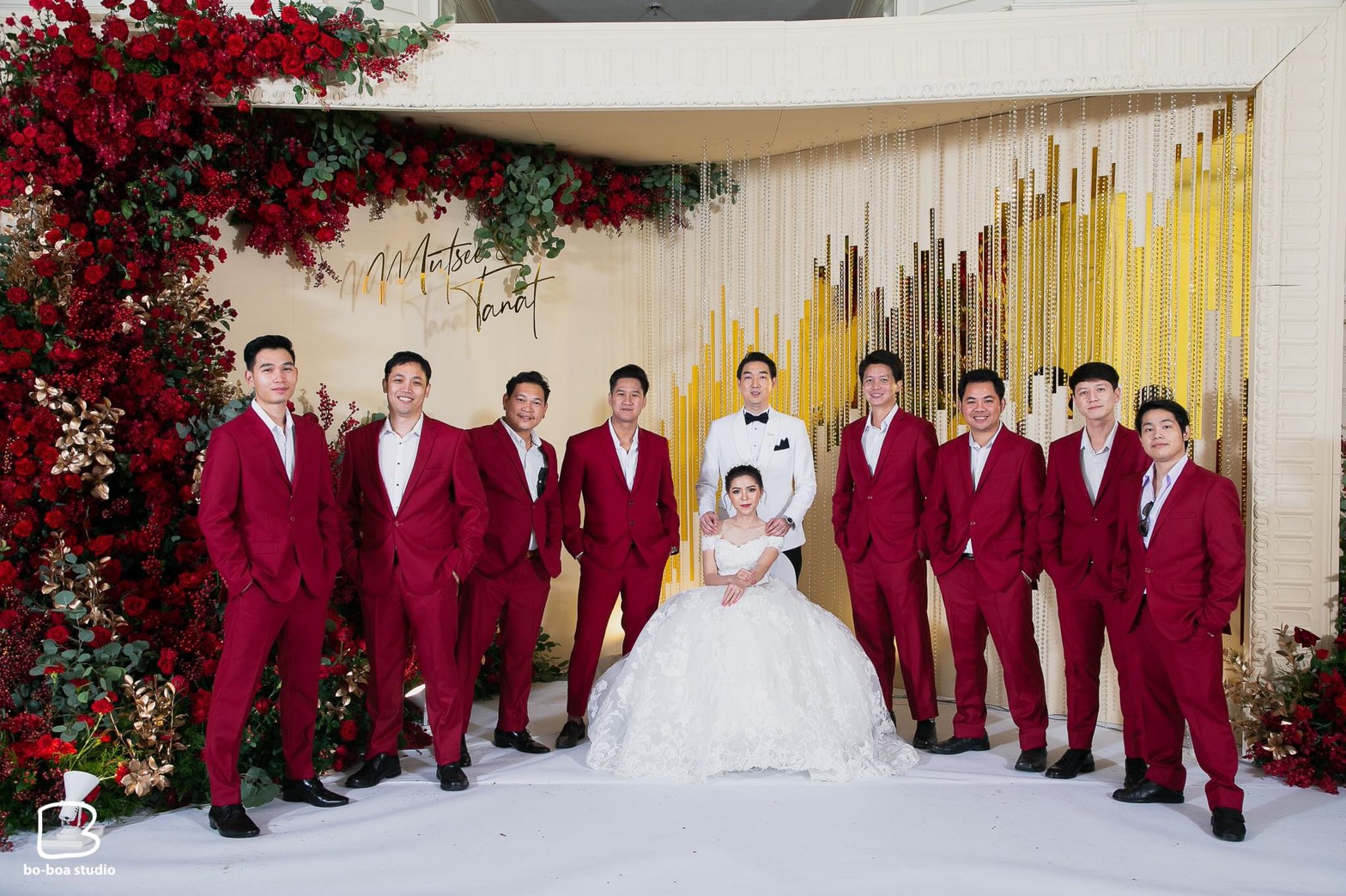 พร้อมเช่า ชุดสูทชาย สีไวน์แดง เข้ารูป พร้อมเสื้อกั๊ก