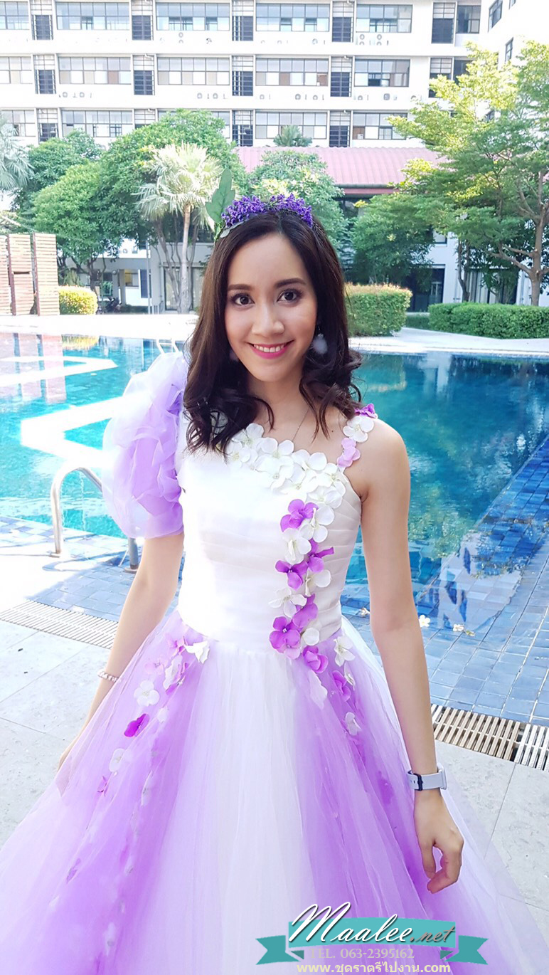 พร้อมเช่า ชุดแฟนซี ชุดราตรียาว ไหล่เฉียงแขนตุ๊กตา สีม่วง ขาว แต่งดอกไม้สามมิติ