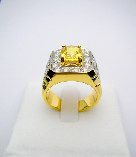 แหวนชาย "บุษราคัม" ล้อมเพชร นน.2.85 ct. D.16pc. 0.50 ct.