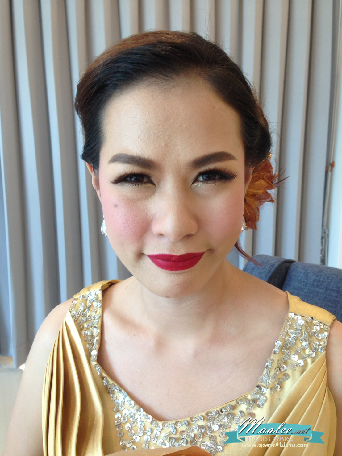 พร้อมเช่า ชุดราตรียาว สีทอง คอวี จับเดรปหน้าอก ปักเลือมช่วงอกและเอว