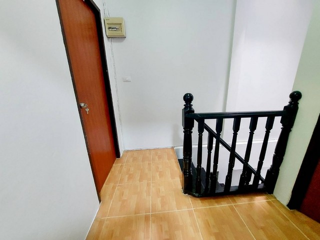 ขายทาวน์เฮ้าส์หมู่บ้านรัชธานี 5 ซอยดวงมณี 2 ชั้น 2 ห้องนอน 2 ห้องน้ำ รีโรเวทใหม่ มีแอร์ พร้อมเข้าอยู่