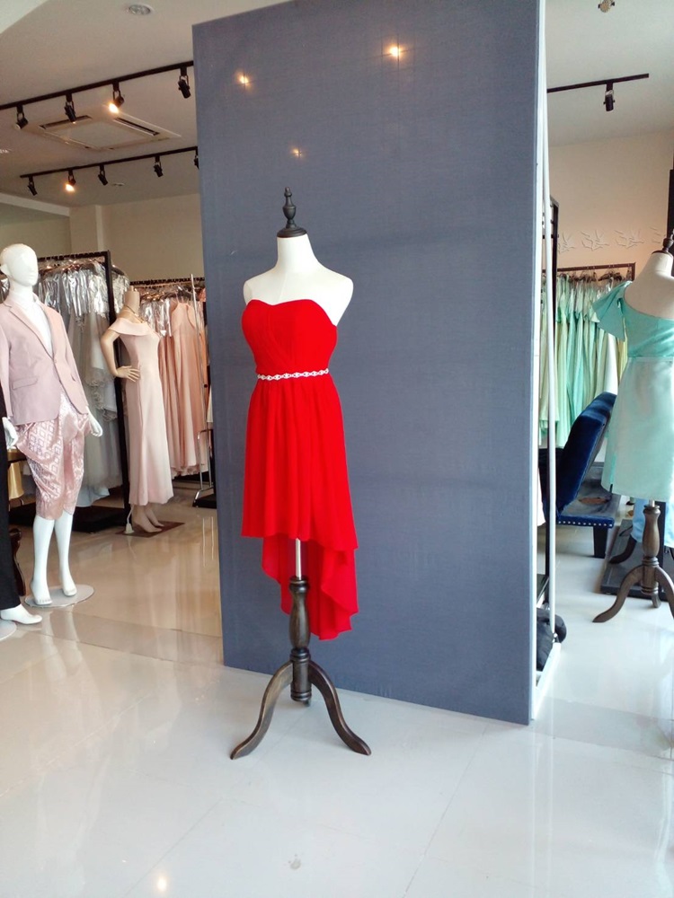 พร้อมส่ง ชุดราตรีสั้น เกาะอก หน้าสั้นหลังยาว สีแดง อัดพลีตหน้าอก คาดเอวคริสตัล