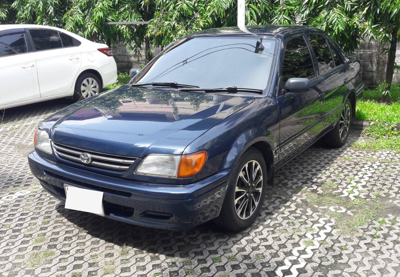 วัดแบบ สั่งตัด พร้อมติดตั้ง พรมรถยนต์ toyota Soluna มุมส้ม ปูพรม6D สีน้ำตาลเข้มด้ายทอง