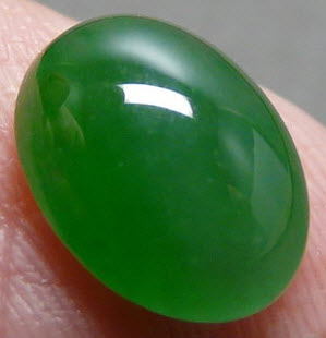 หยกพม่า jadeite หรือ jade สีเขียวเข้มกลางๆ เนื้อน้ำผึ้งปนเทียน สะอาดผิวเนียนสวย ขนาด 9.60x7.62x3.53mm. นน. 2.01 ct. ราคาโทรถาม